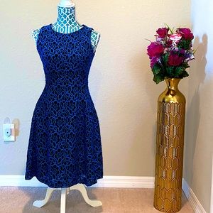 Size 0 knee length dress 💙